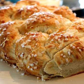 Vanocka (Christmas Braid)